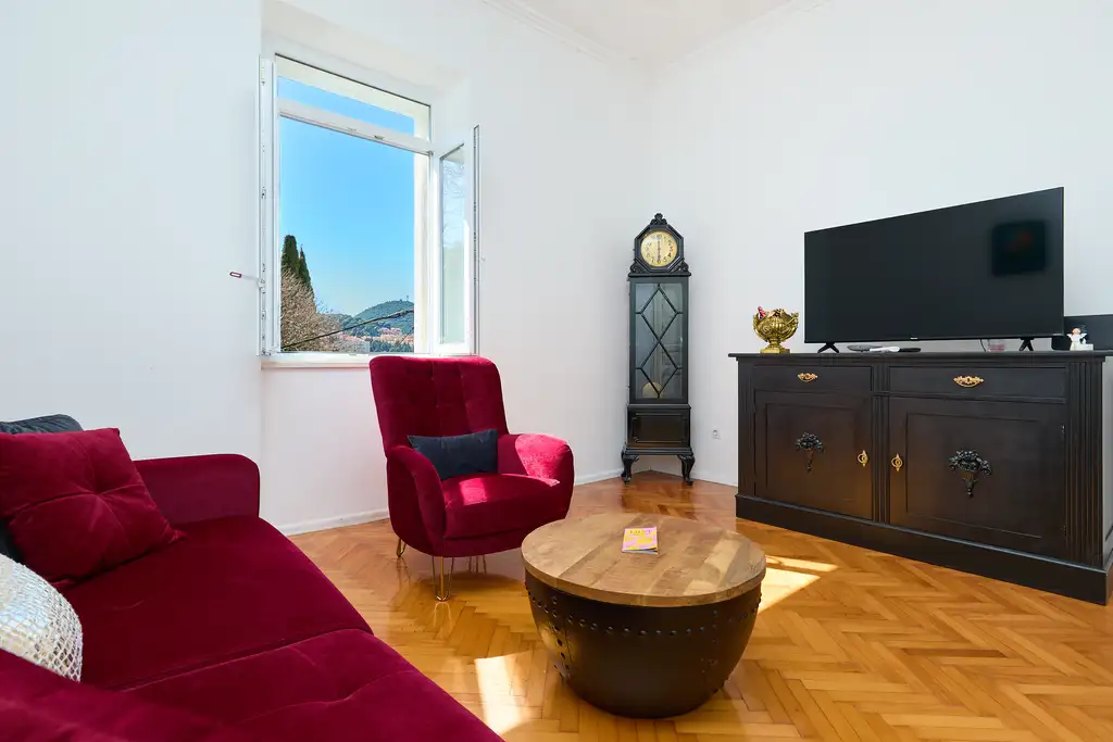 Dubrovnik (Gruž) Apartment with Garden Hot Tub for 5