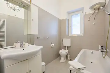 Dubrovnik (Gruž) Apartment with Garden Hot Tub for 5