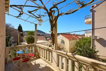Dubrovnik (Gruž) Apartment with Garden Hot Tub for 5