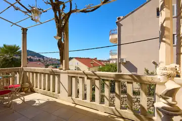 Dubrovnik (Gruž) Apartment with Garden Hot Tub for 5