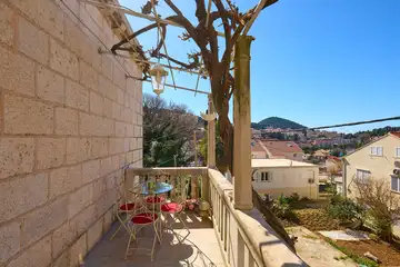 Dubrovnik (Gruž) Apartment with Garden Hot Tub for 5