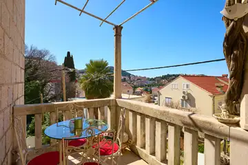 Dubrovnik (Gruž) Apartment with Garden Hot Tub for 5