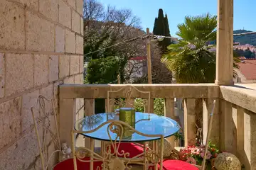 Dubrovnik (Gruž) Apartment with Garden Hot Tub for 5