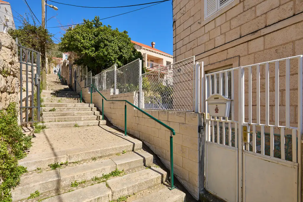 Dubrovnik (Gruž) Apartment with Garden Hot Tub for 5