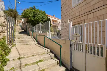 Dubrovnik (Gruž) Apartment with Garden Hot Tub for 5