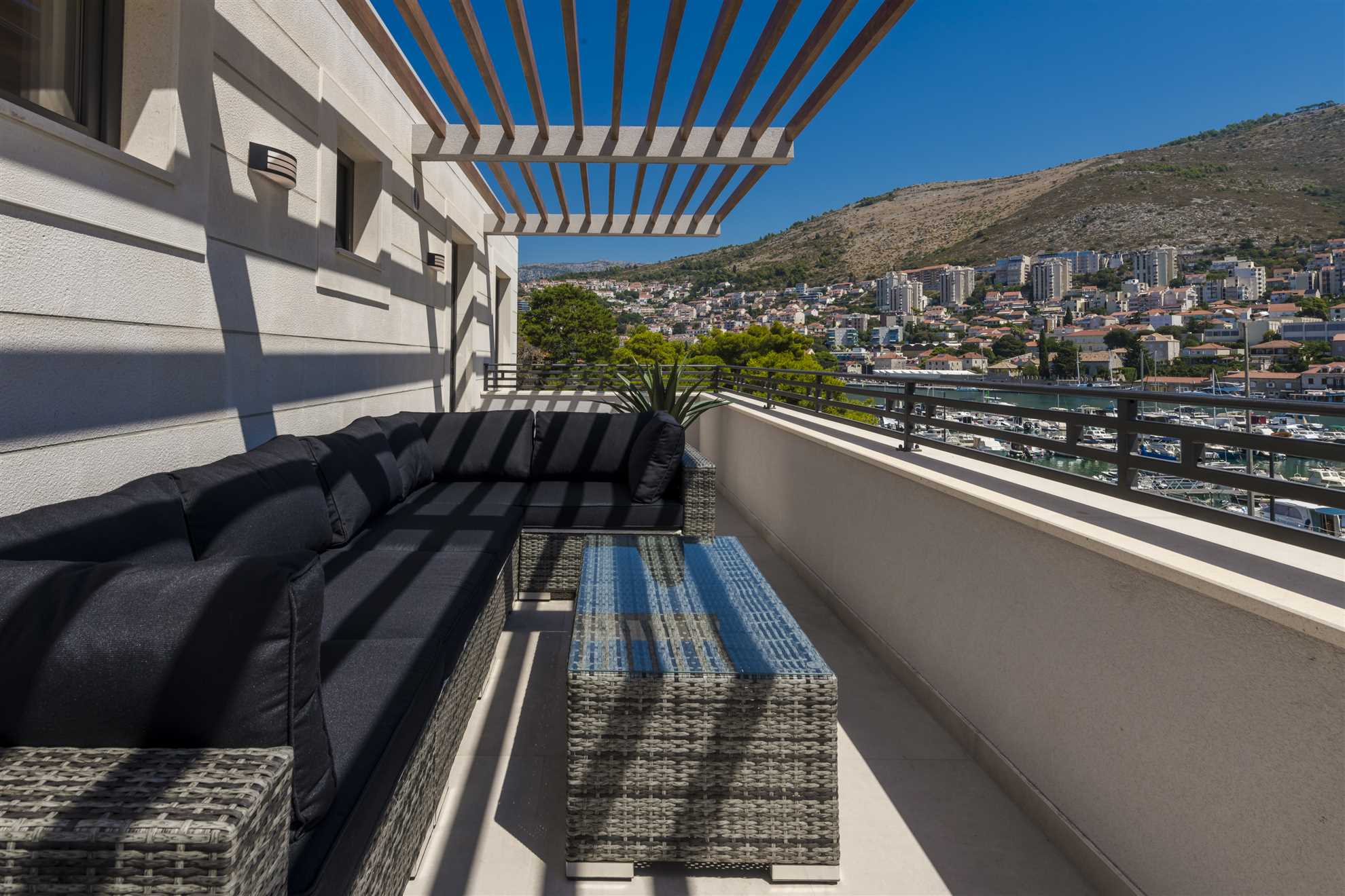 DLC Deluxe Penthouse Apartment