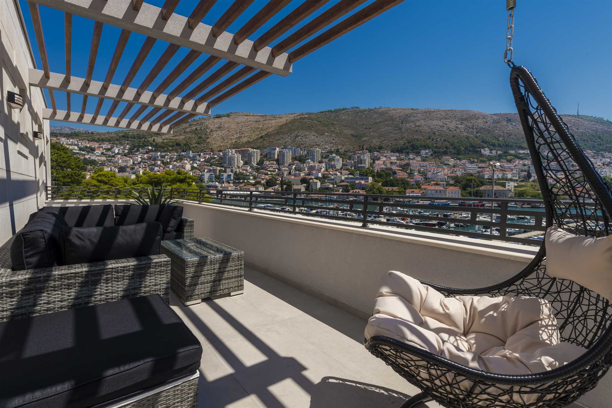 DLC Deluxe Penthouse Apartment