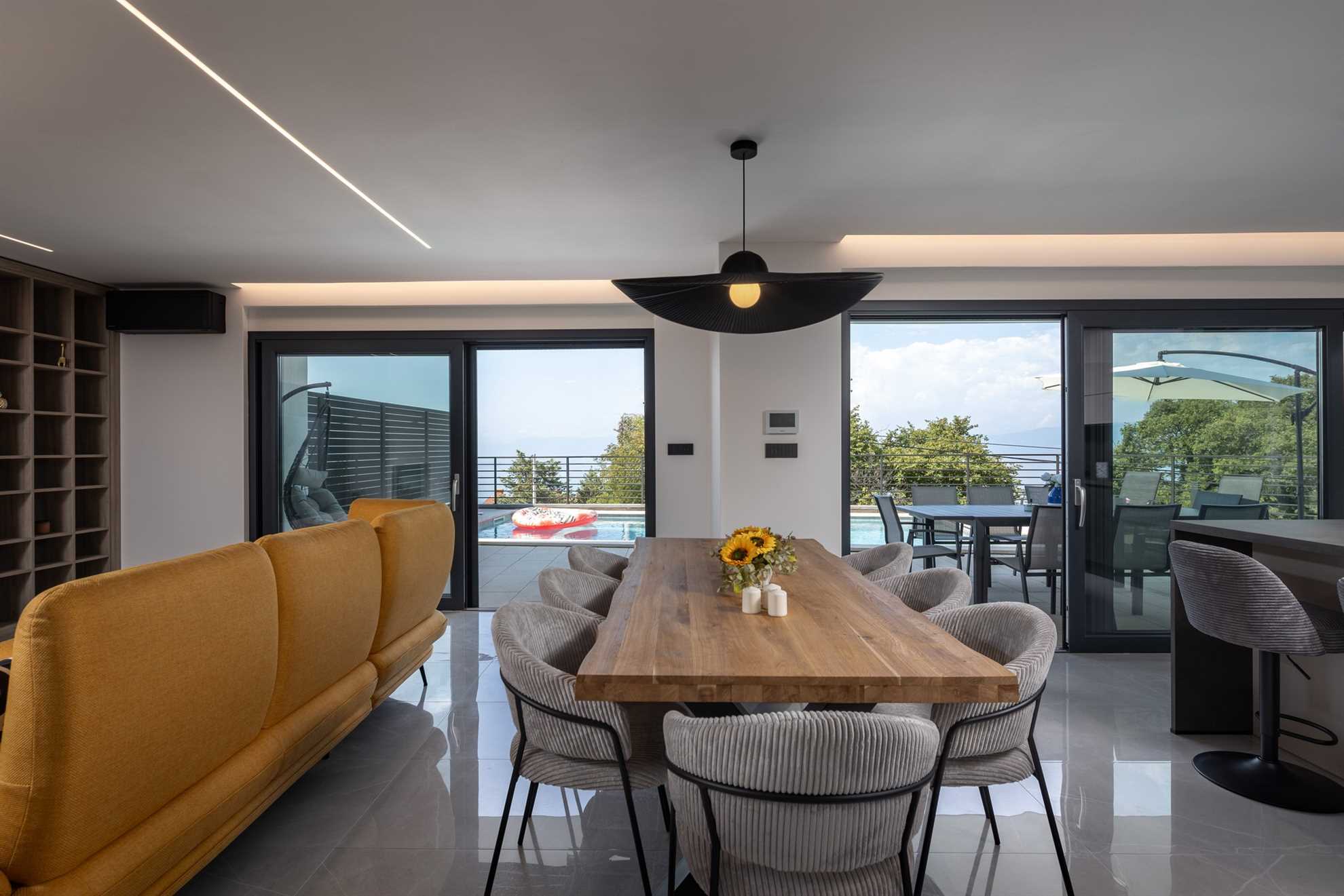 Villa Aris with heated pool & Seaview
