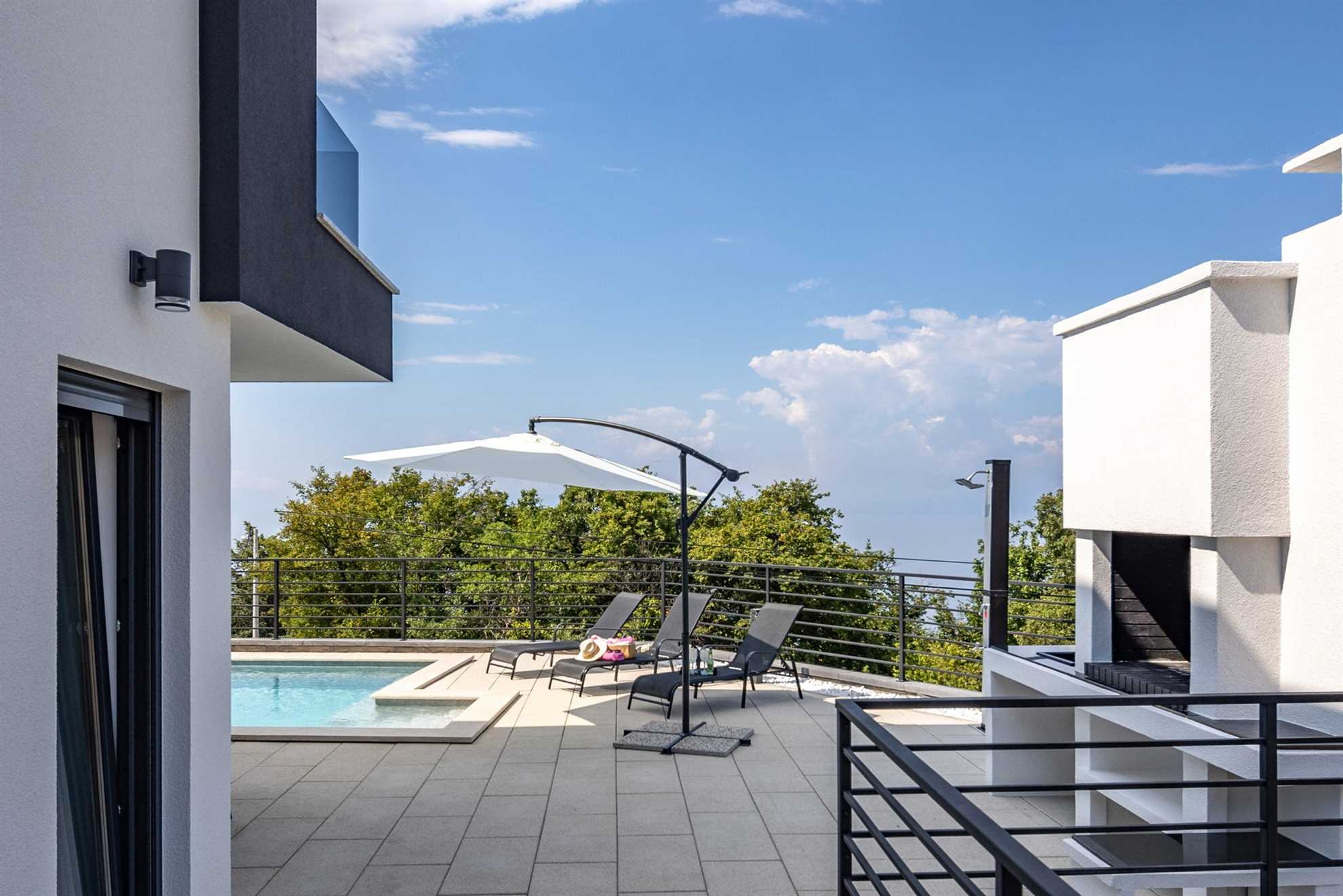 Villa Aris with heated pool & Seaview