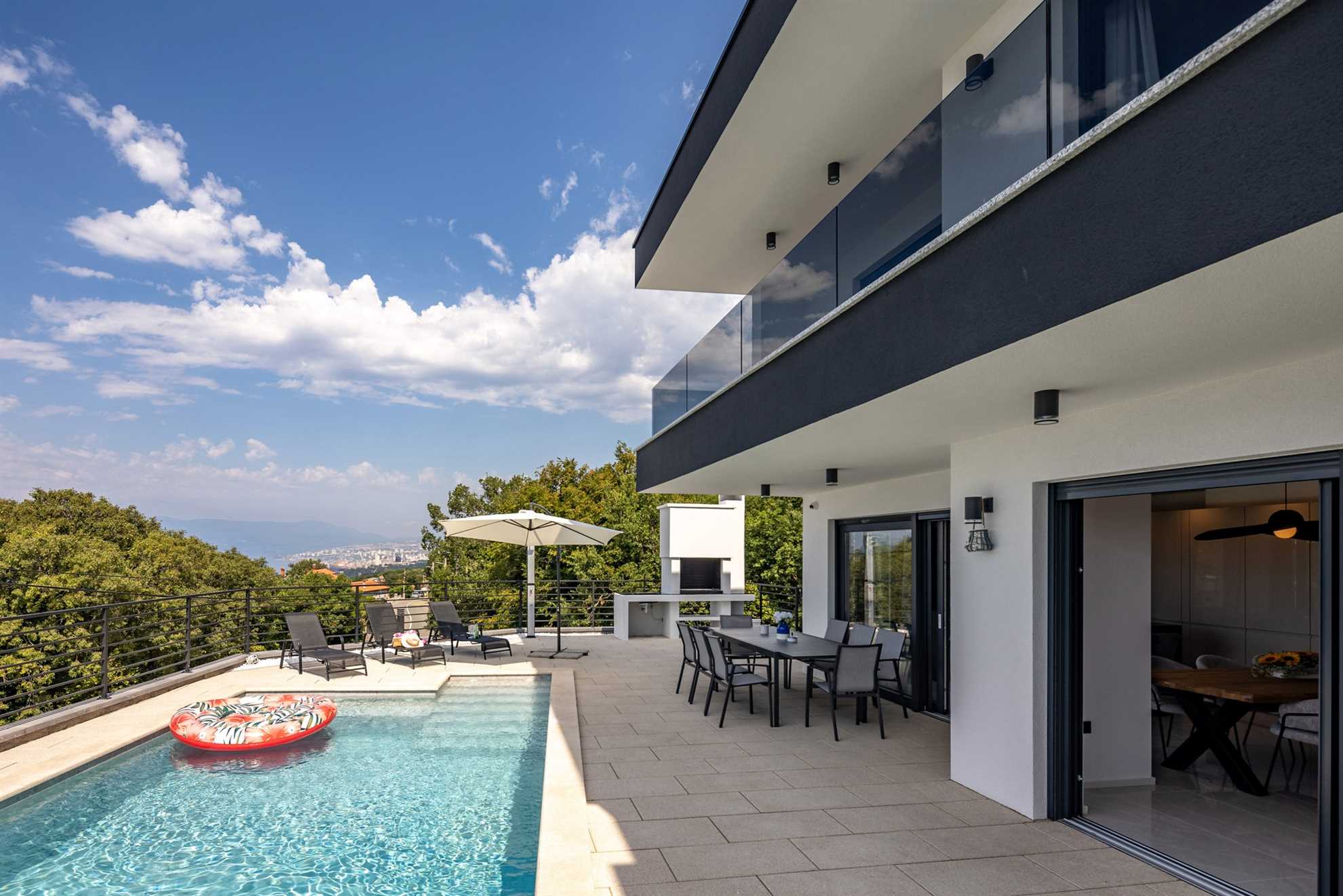 Villa Aris with heated pool & Seaview