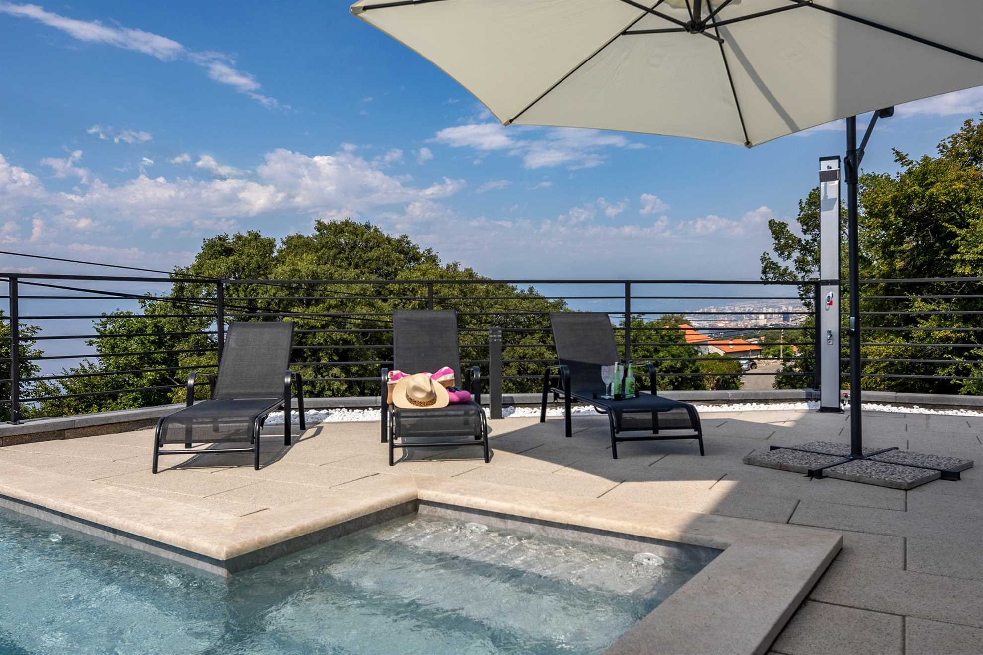 Villa Aris with heated pool & Seaview