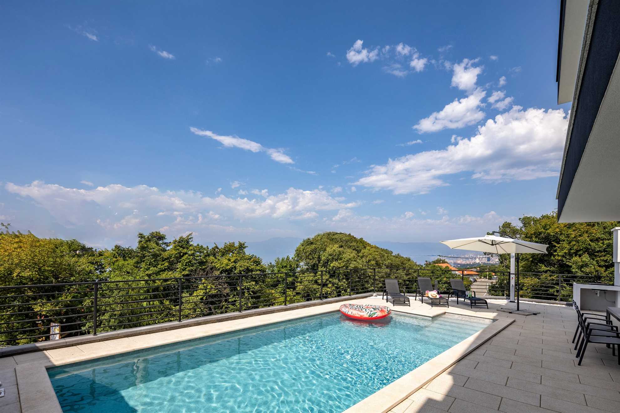 Villa Aris with heated pool & Seaview