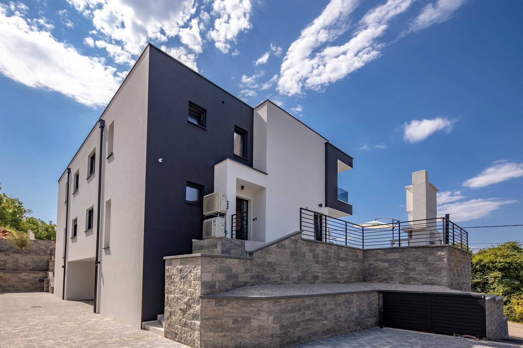 Villa Aris with heated pool & Seaview
