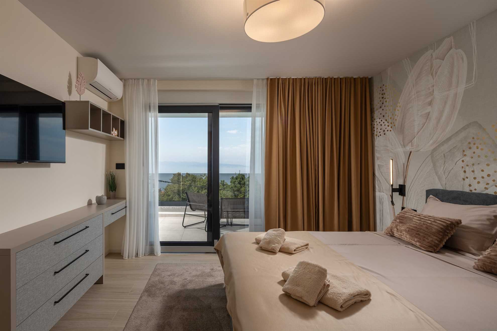 Villa Aris with heated pool & Seaview