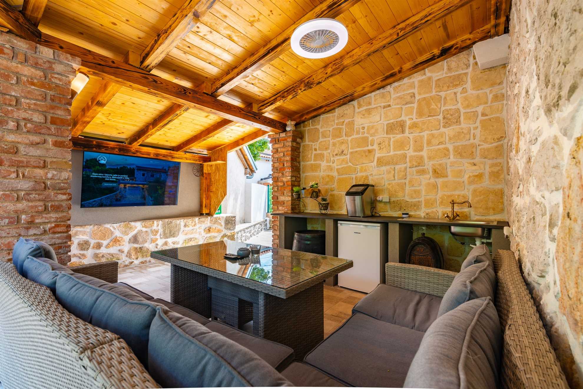 Charming Villa Old Stone with Pool & Sauna