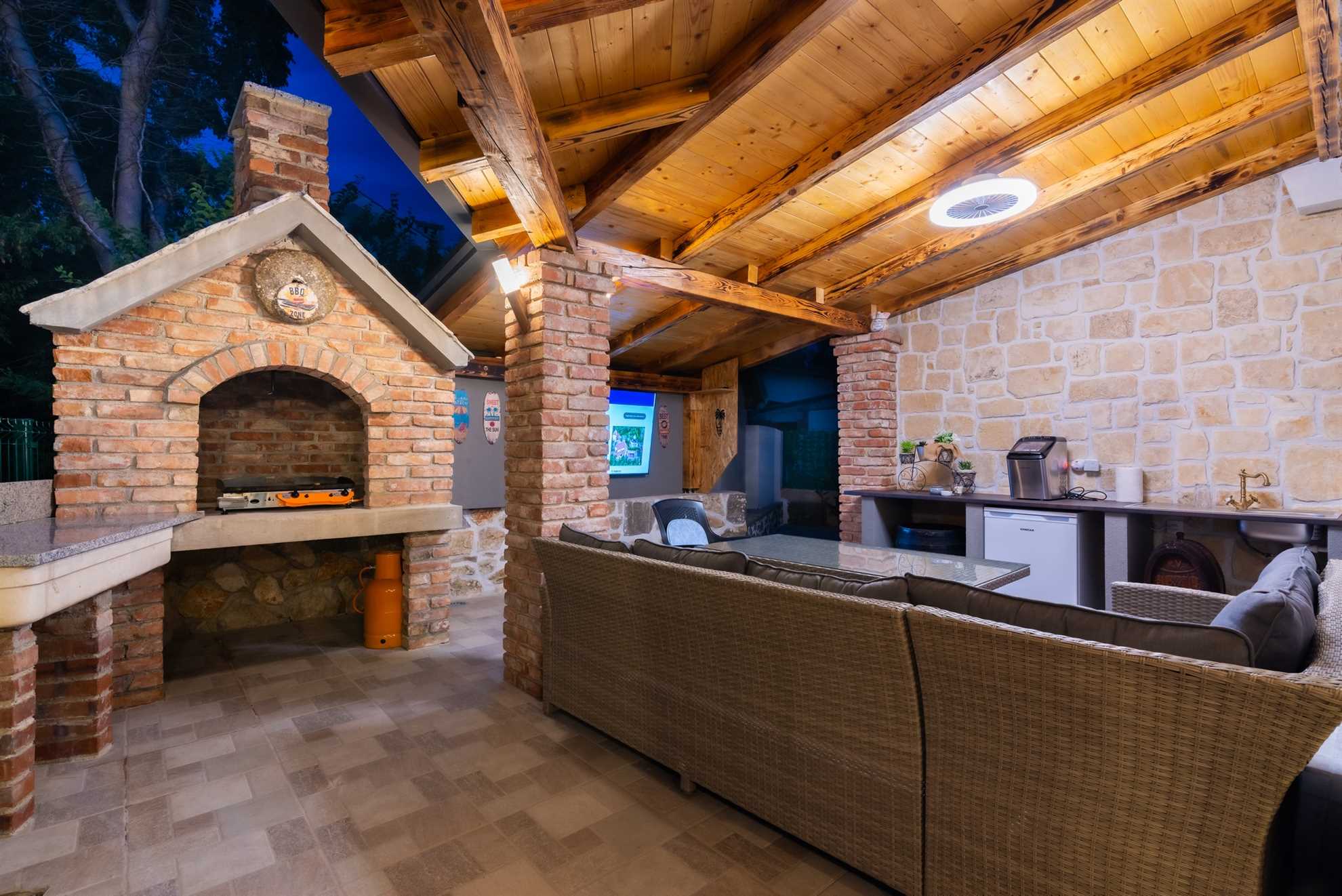 Charming Villa Old Stone with Pool & Sauna