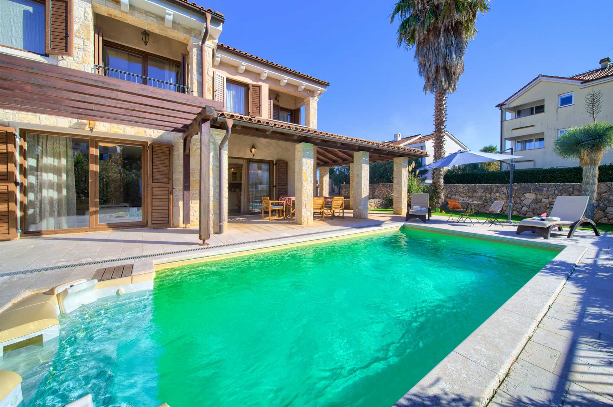 Villa Fina with Heated Private Pool close to the Beach