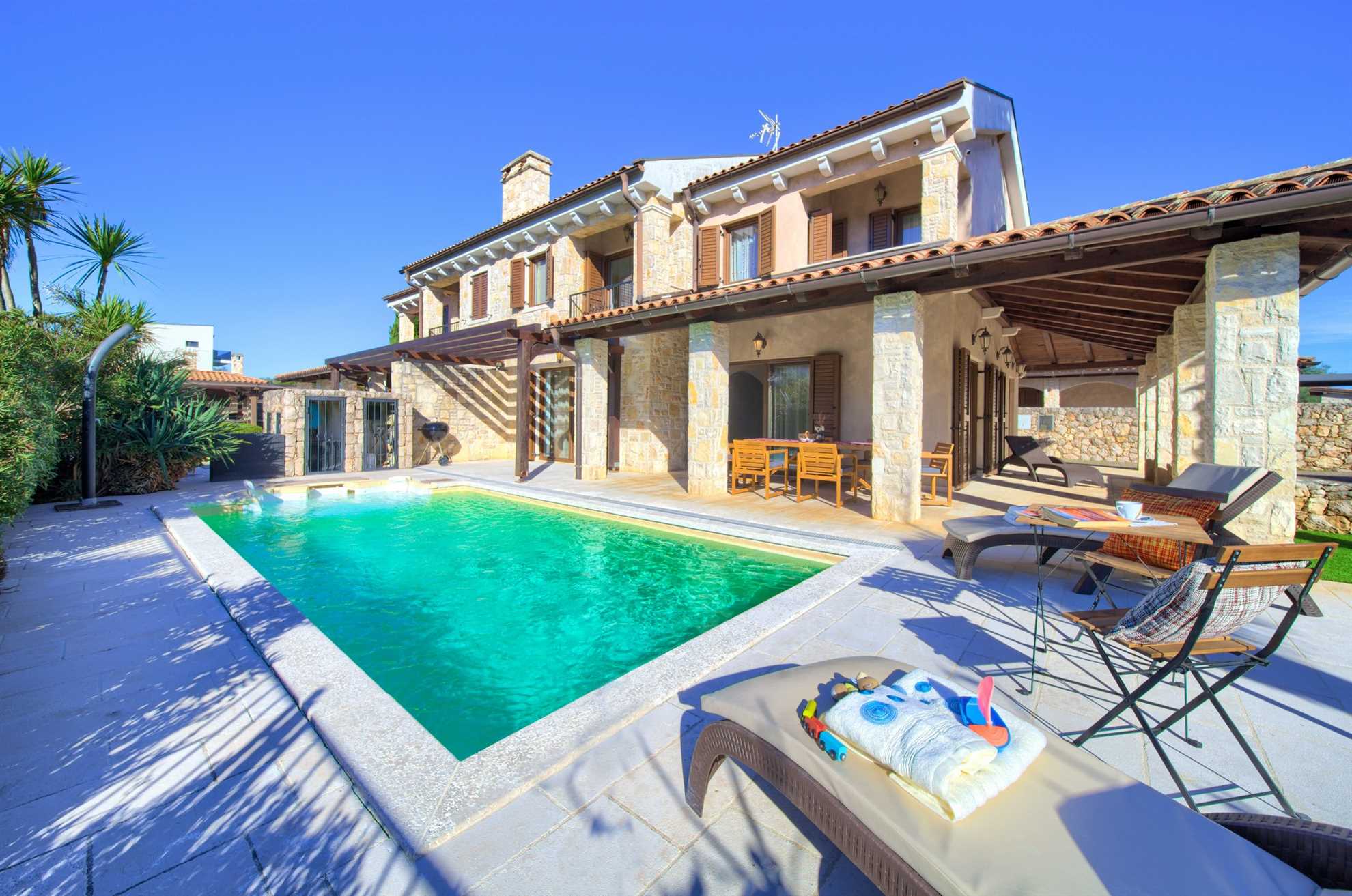 Villa Fina with Heated Private Pool close to the Beach