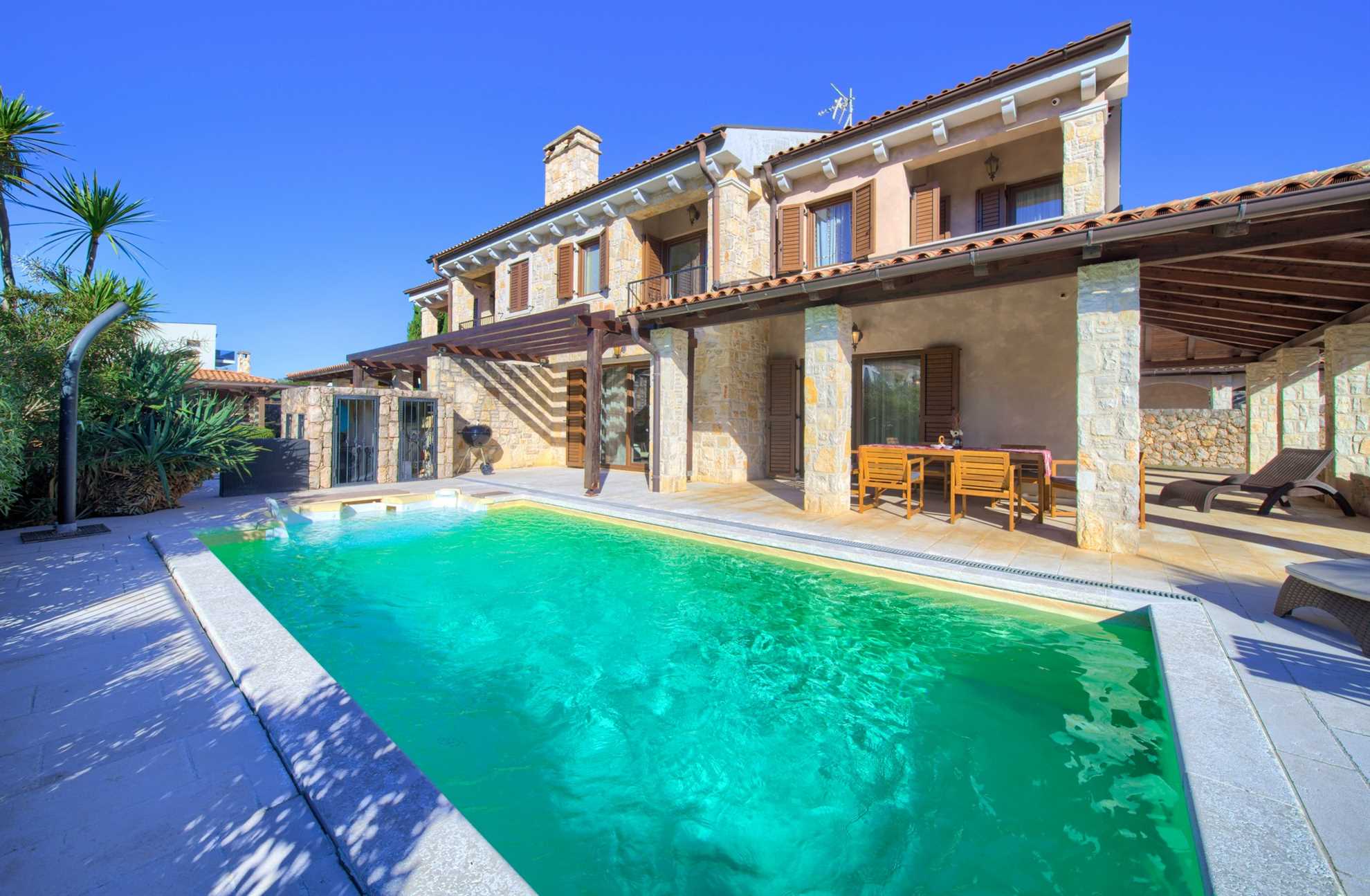 Villa Fina with Heated Private Pool close to the Beach