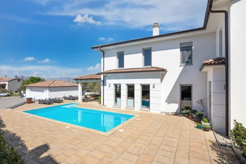 Villa for up to 6 Guests with Private Pool in Rasopasno