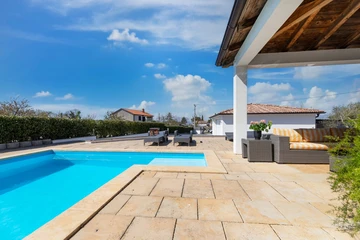 Villa for up to 6 Guests with Private Pool in Rasopasno
