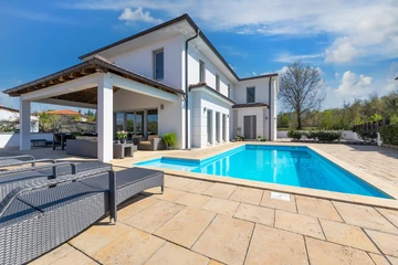 Villa for up to 6 Guests with Private Pool in Rasopasno