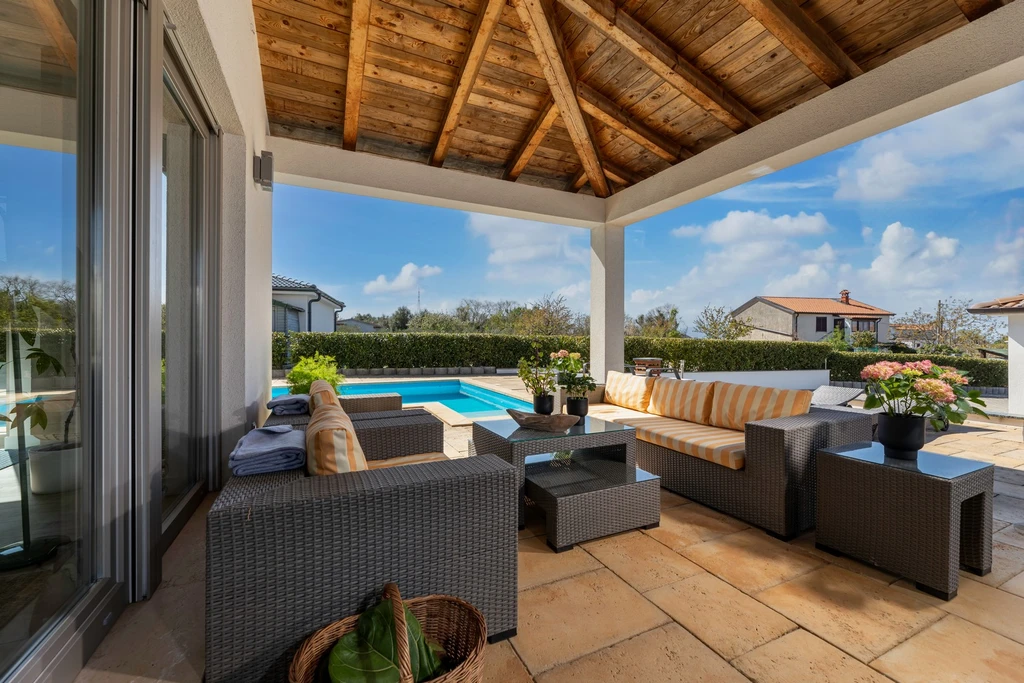 Villa for up to 6 Guests with Private Pool in Rasopasno