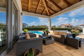 Villa for up to 6 Guests with Private Pool in Rasopasno