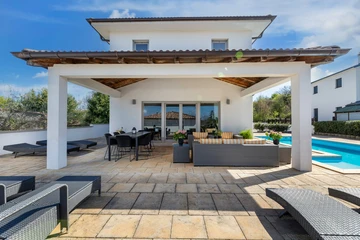 Villa for up to 6 Guests with Private Pool in Rasopasno