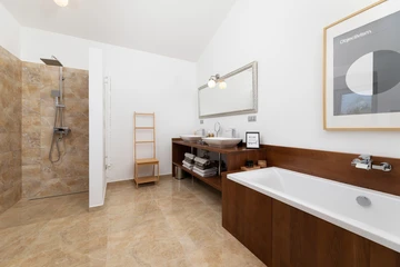 Villa for up to 6 Guests with Private Pool in Rasopasno