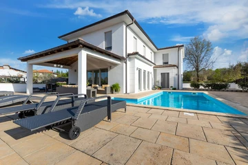 Villa for up to 6 Guests with Private Pool in Rasopasno