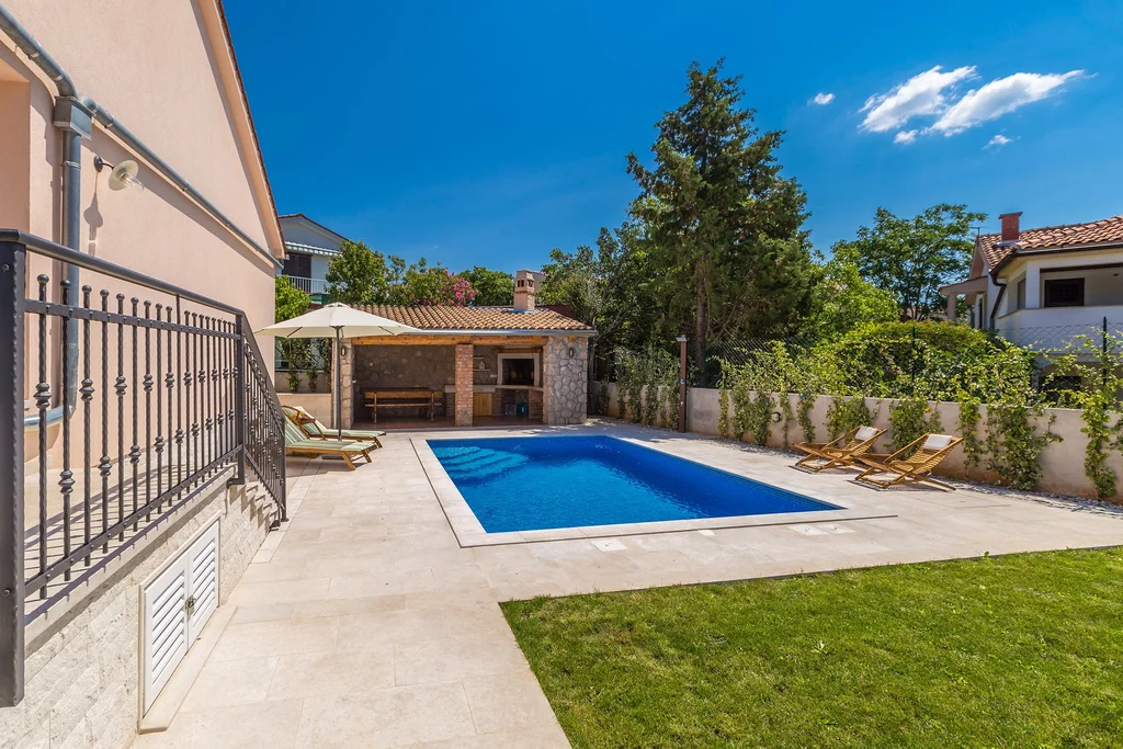 Private-pool air-conditioned villa in Pinezići (Krk)