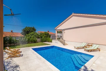 Private-pool air-conditioned villa in Pinezići (Krk)