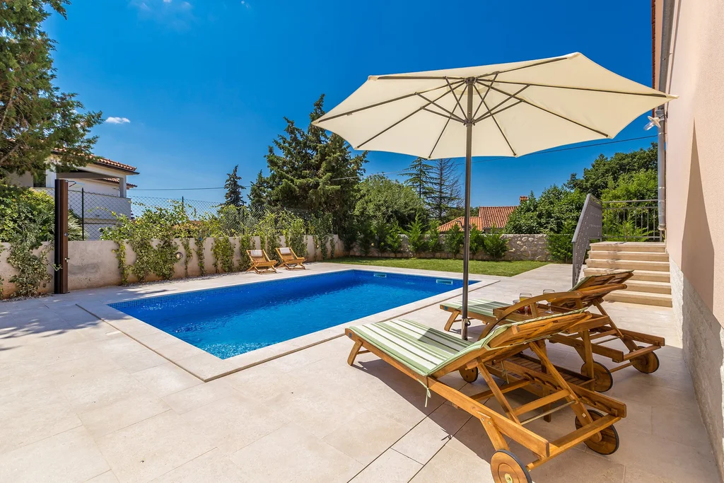 Private-pool air-conditioned villa in Pinezići (Krk)