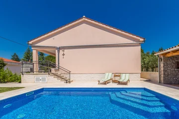Private-pool air-conditioned villa in Pinezići (Krk)