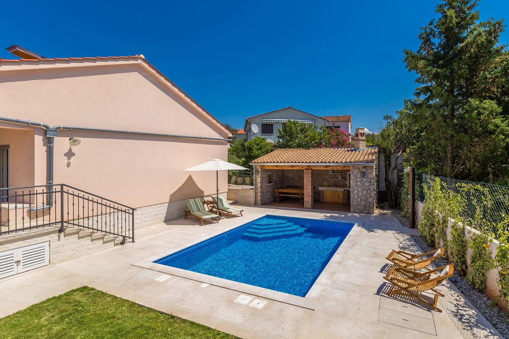 Private-pool air-conditioned villa in Pinezići (Krk)
