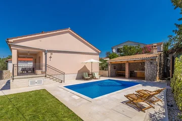 Private-pool air-conditioned villa in Pinezići (Krk)