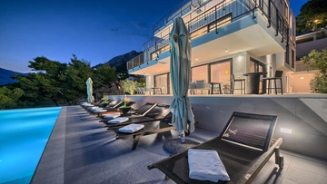 Brela 5-Bedroom Beachfront Villa for 10