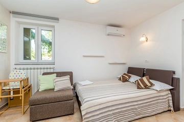 4-Bedroom House in Linardići for 8 Guests