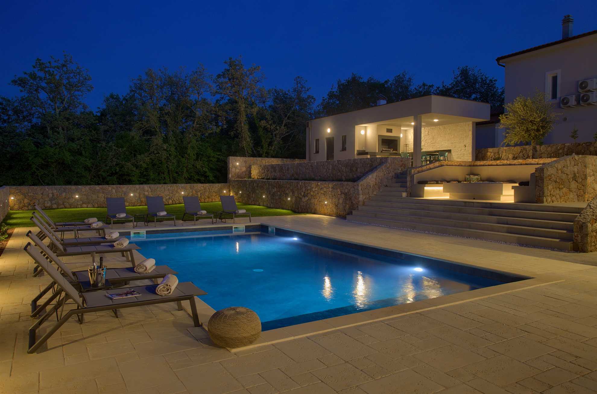 Vila ASTRUM s grijanim unutarnjim i vanjskim bazenom, jacuzzijem i saunom