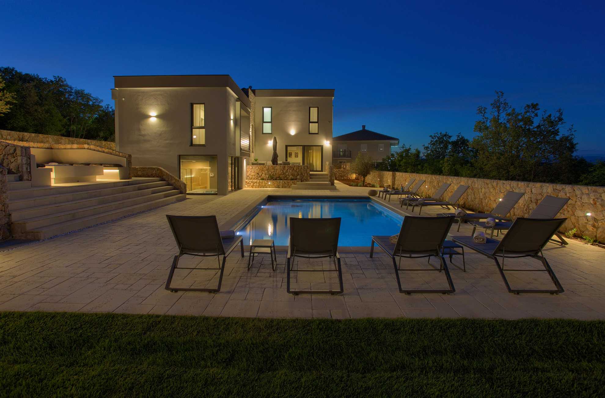 Vila ASTRUM s grijanim unutarnjim i vanjskim bazenom, jacuzzijem i saunom