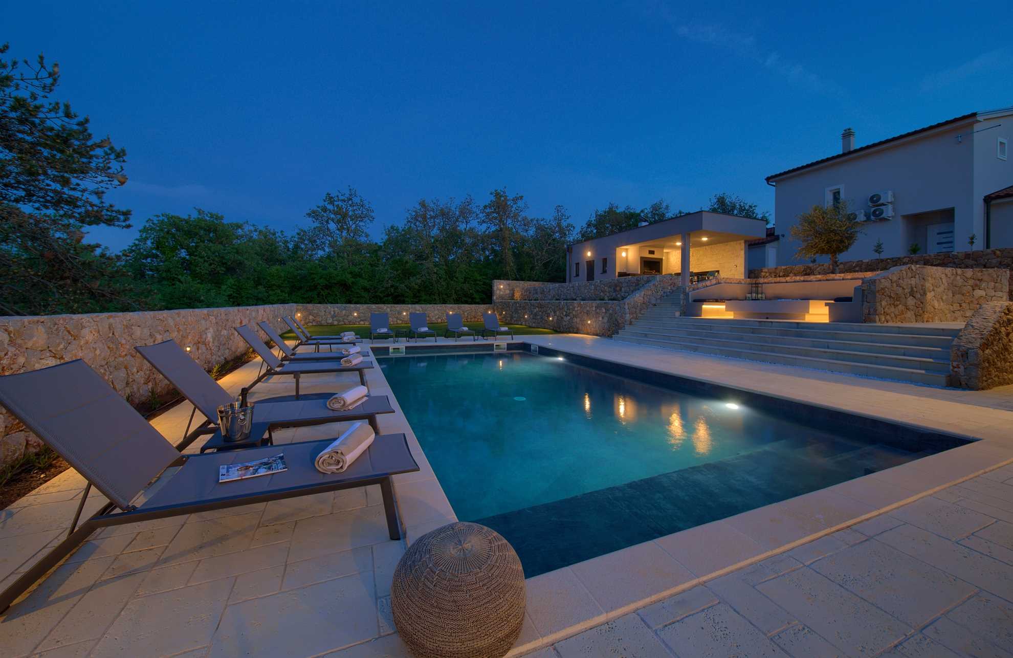 Vila ASTRUM s grijanim unutarnjim i vanjskim bazenom, jacuzzijem i saunom