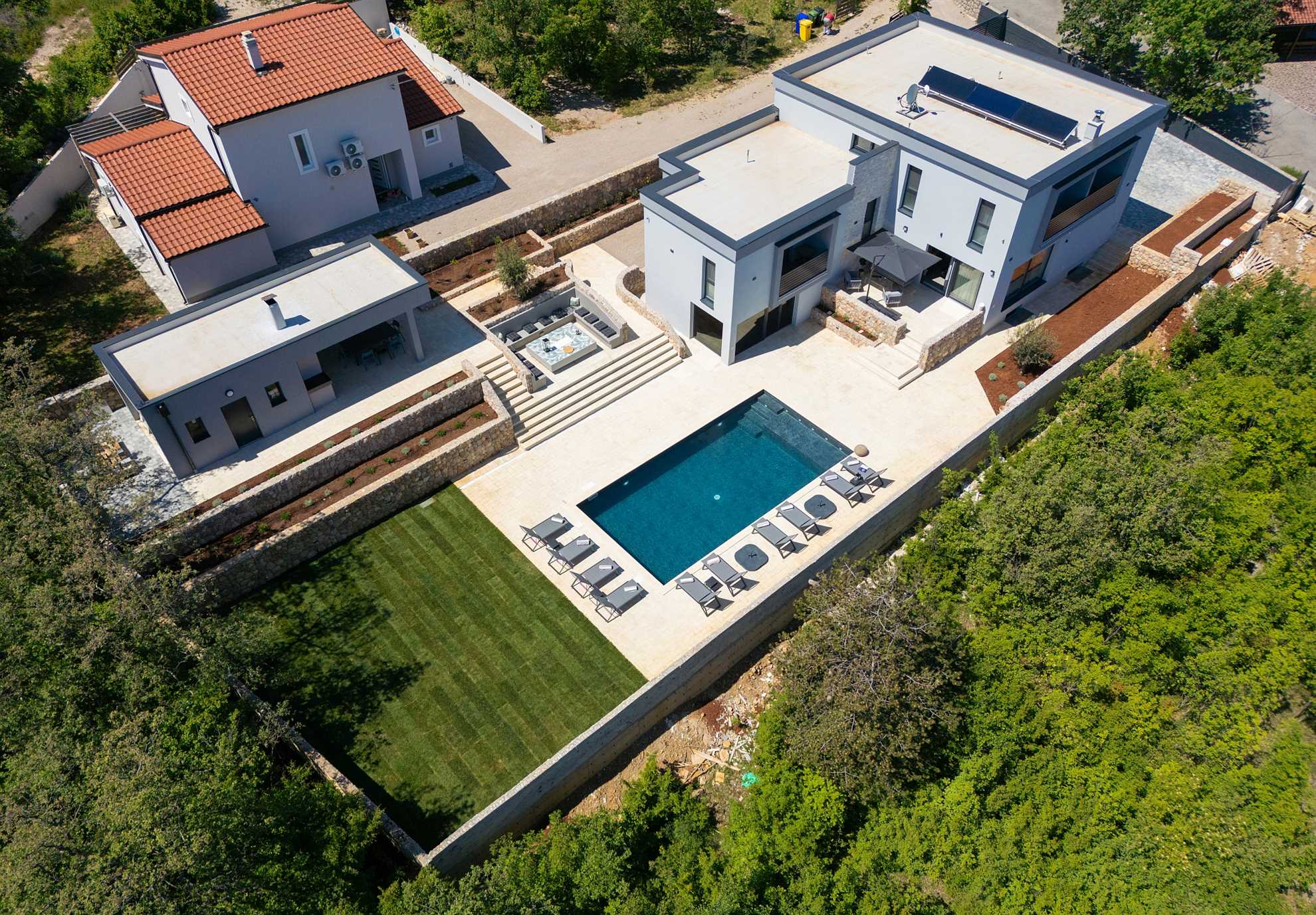 Vila ASTRUM s grijanim unutarnjim i vanjskim bazenom, jacuzzijem i saunom