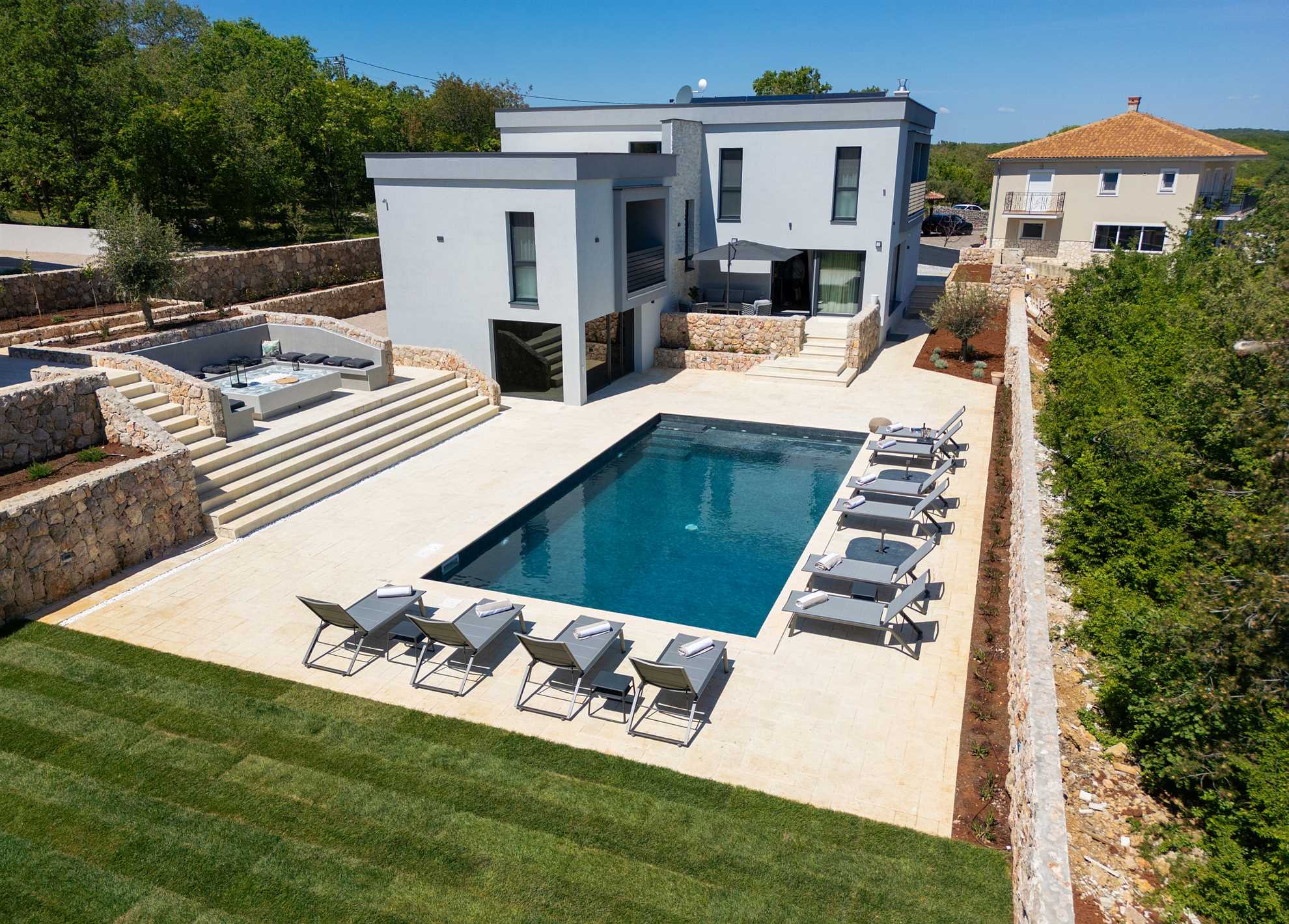 Vila ASTRUM s grijanim unutarnjim i vanjskim bazenom, jacuzzijem i saunom