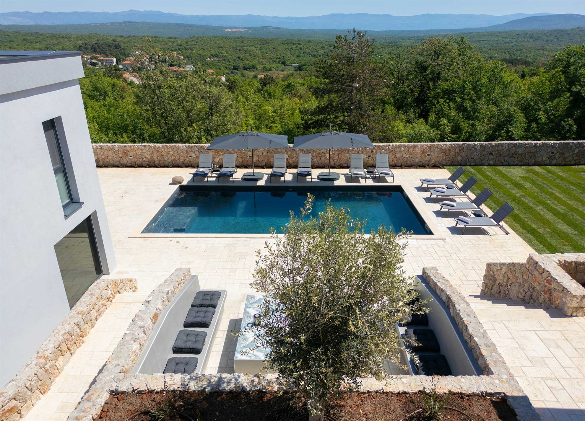 Vila ASTRUM s grijanim unutarnjim i vanjskim bazenom, jacuzzijem i saunom