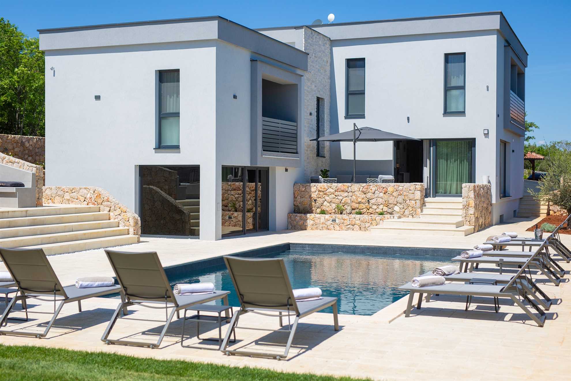 Vila ASTRUM s grijanim unutarnjim i vanjskim bazenom, jacuzzijem i saunom