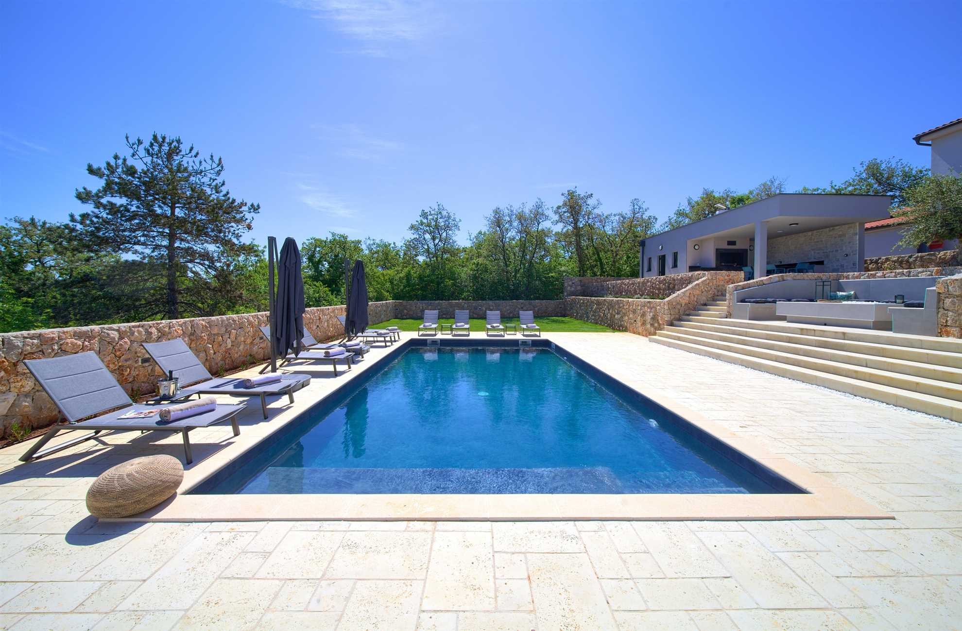 Vila ASTRUM s grijanim unutarnjim i vanjskim bazenom, jacuzzijem i saunom