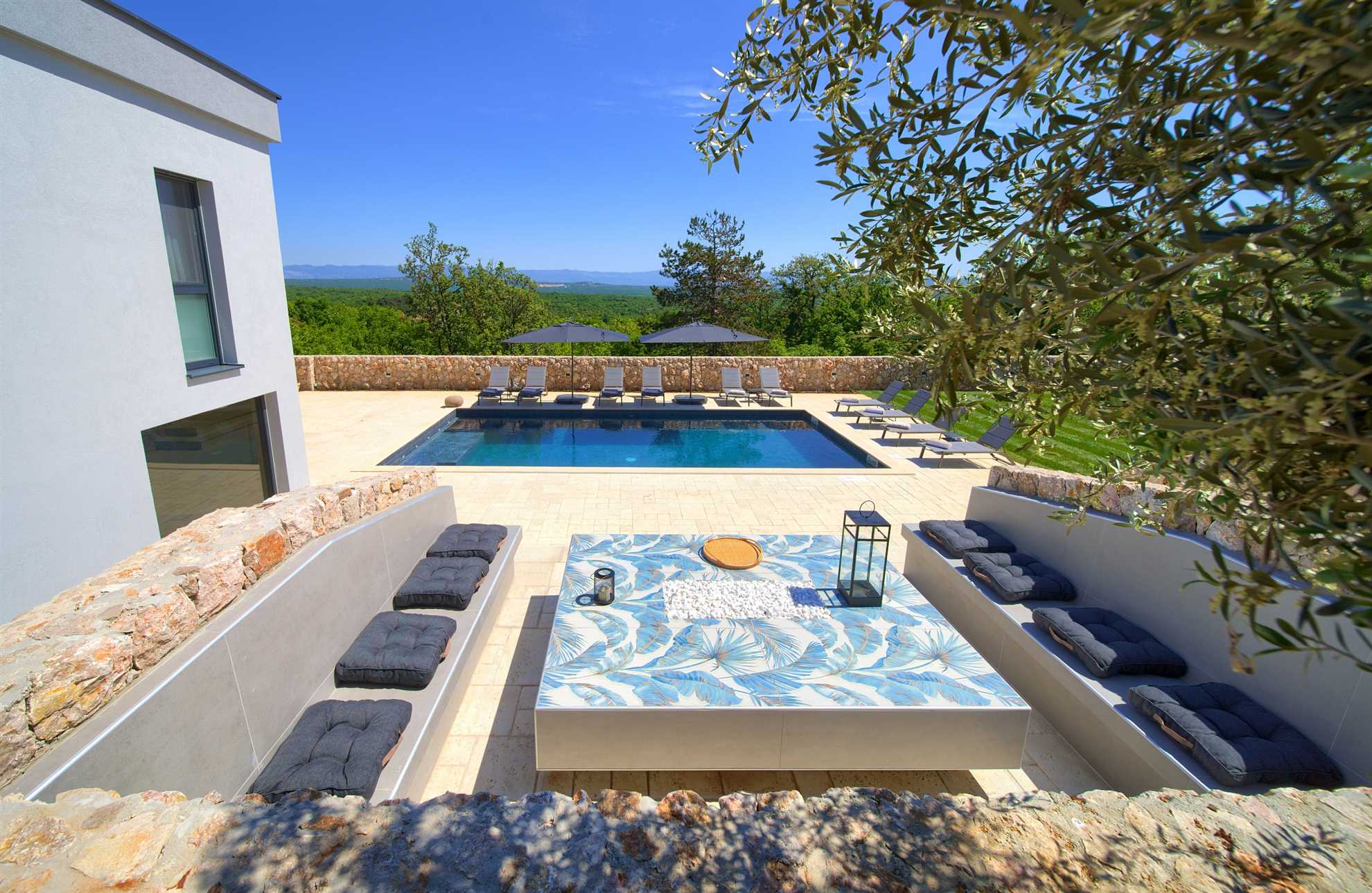 Vila ASTRUM s grijanim unutarnjim i vanjskim bazenom, jacuzzijem i saunom