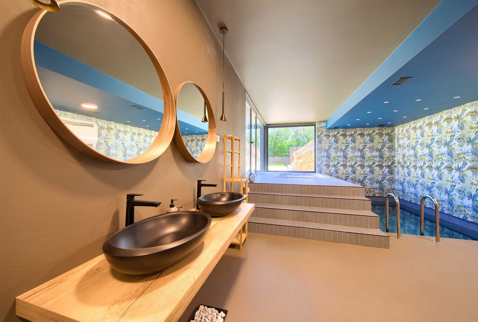 Vila ASTRUM s grijanim unutarnjim i vanjskim bazenom, jacuzzijem i saunom