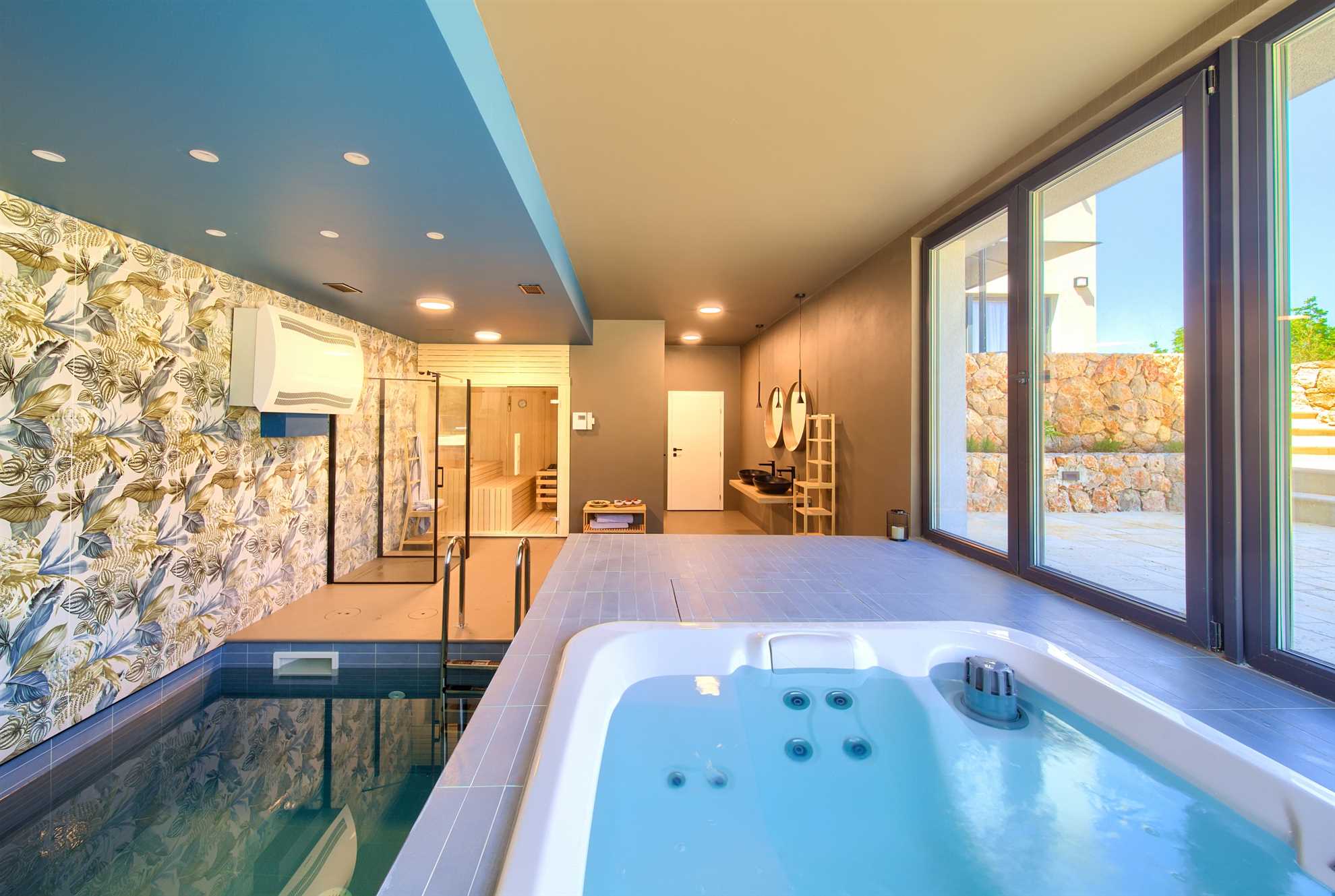 Vila ASTRUM s grijanim unutarnjim i vanjskim bazenom, jacuzzijem i saunom